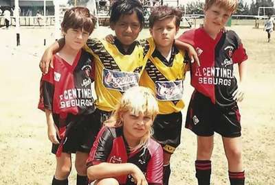 El momento en el que Messi consol&oacute; a un rival peruano en un torneo infantil