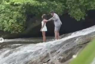 Video | Tierna propuesta matrimonial termin&oacute; en una fuerte ca&iacute;da por una cascada