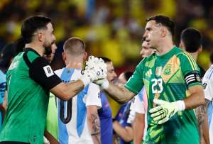 &quot;Dibu&quot; Martínez cuestiona el arbitraje tras perder con Ecuador