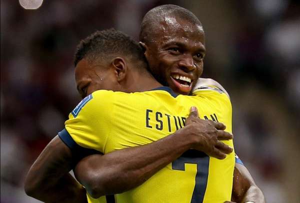 &Eacute;nner Valencia (der.) marc&oacute; tres goles en la fase de grupos del Mundial de Qatar 2022. 