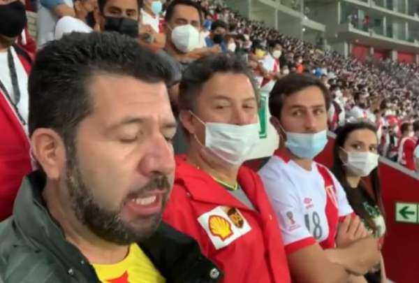 Alberto Caicedo cant&oacute; el Himno Nacional en medio de los seguidores peruanos