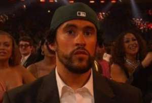 Bad Bunny mostr&oacute; su rostro de desilusi&oacute;n, al no ganar uno de los premios por los que optaba en los Grammy. 