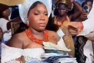 Ins&oacute;lita boda en Nigeria: la novia no se casa hasta que el novio le lance suficiente dinero
