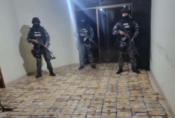 Los agentes contaron los paquetes de droga que fueron decomisados. 