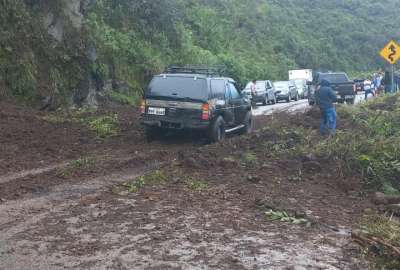 La v&iacute;a Al&oacute;ag-Santo Domingo fue cerrada por deslizamientos producto de las lluvias fuertes.