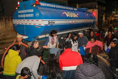 Los ciudadanos del sur de la capital ecuatoriana se abastecen de agua por medio de tanqueros, tras la rotura de una tuber&iacute;a del sistema Mica-Sur.
