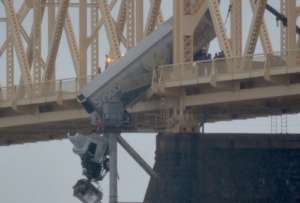 Una mujer result&oacute; ilesa tras quedar colgada en la cabina del cami&oacute;n que conduc&iacute;a. Ocurri&oacute; en el puente sobre el r&iacute;o Ohio, Estados Unidos.