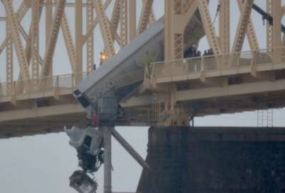 Una mujer result&oacute; ilesa tras quedar colgada en la cabina del cami&oacute;n que conduc&iacute;a. Ocurri&oacute; en el puente sobre el r&iacute;o Ohio, Estados Unidos.