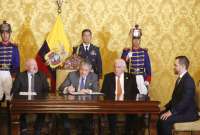 El presidente Guillermo Lasso firm&oacute; las concesiones este 21 de noviembre del 2023.