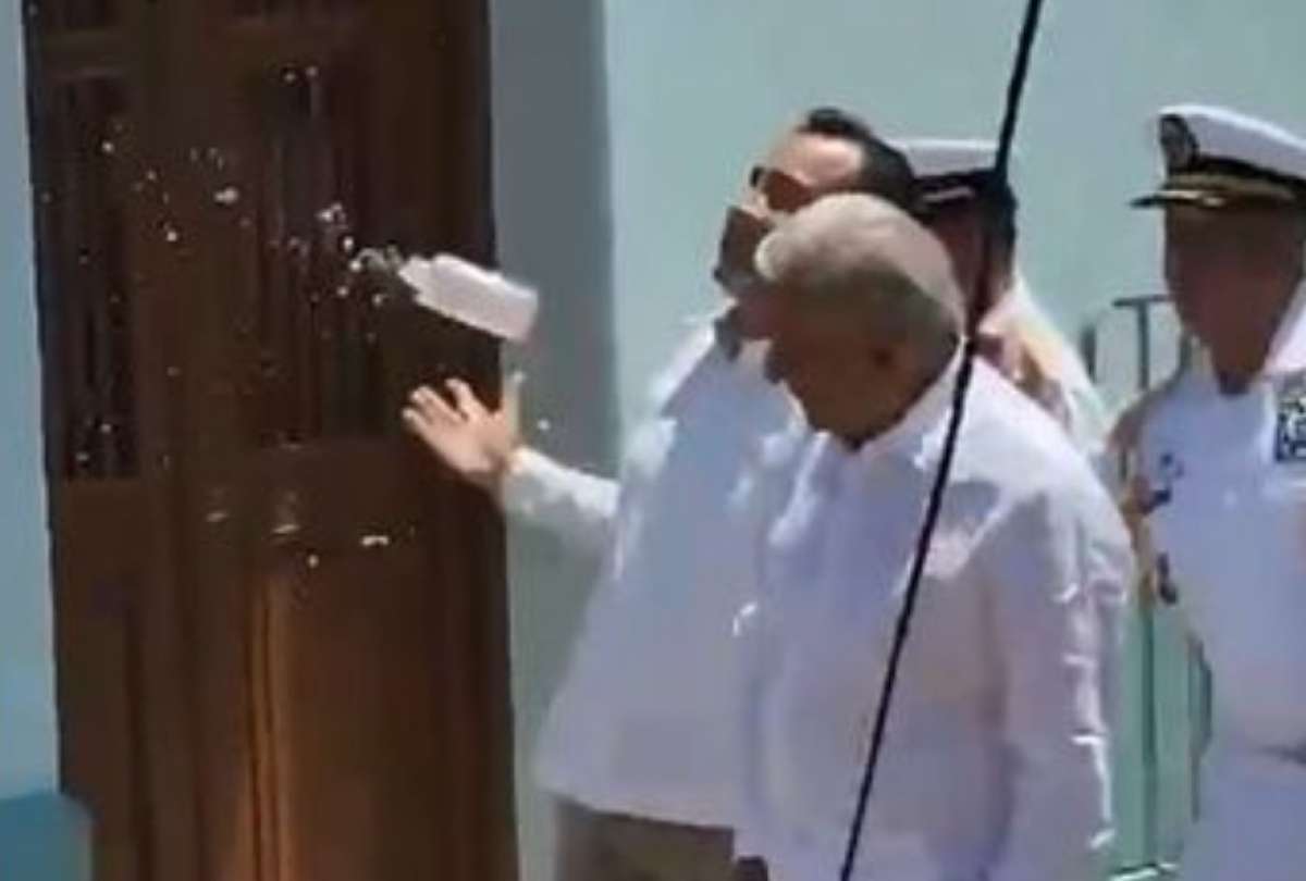 En medio de una actividad en Veracruz, Andrés Manuel López Obrador recibió un botellazo de opositores. 