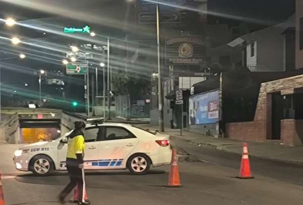 Un balacera se dio en la Av. Sim&oacute;n Bol&iacute;var, en Quito, lo que result&oacute; en la aprehensi&oacute;n de tres sujetos, entre ellos un adolescente y el abatimiento de un supuesto delincuente.