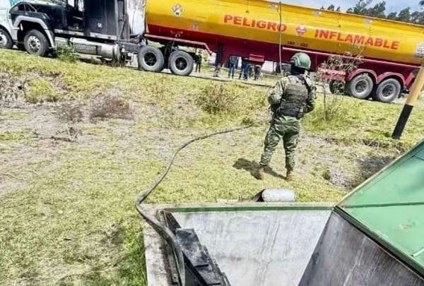 El Bloque de Seguridad detect&oacute; y desmantel&oacute; una conexi&oacute;n clandestina en un poliducto en el cant&oacute;n Salcedo.  