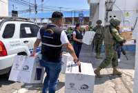 El material electoral para la Consulta Popular ya se ha entregado en ocho provincias del país.