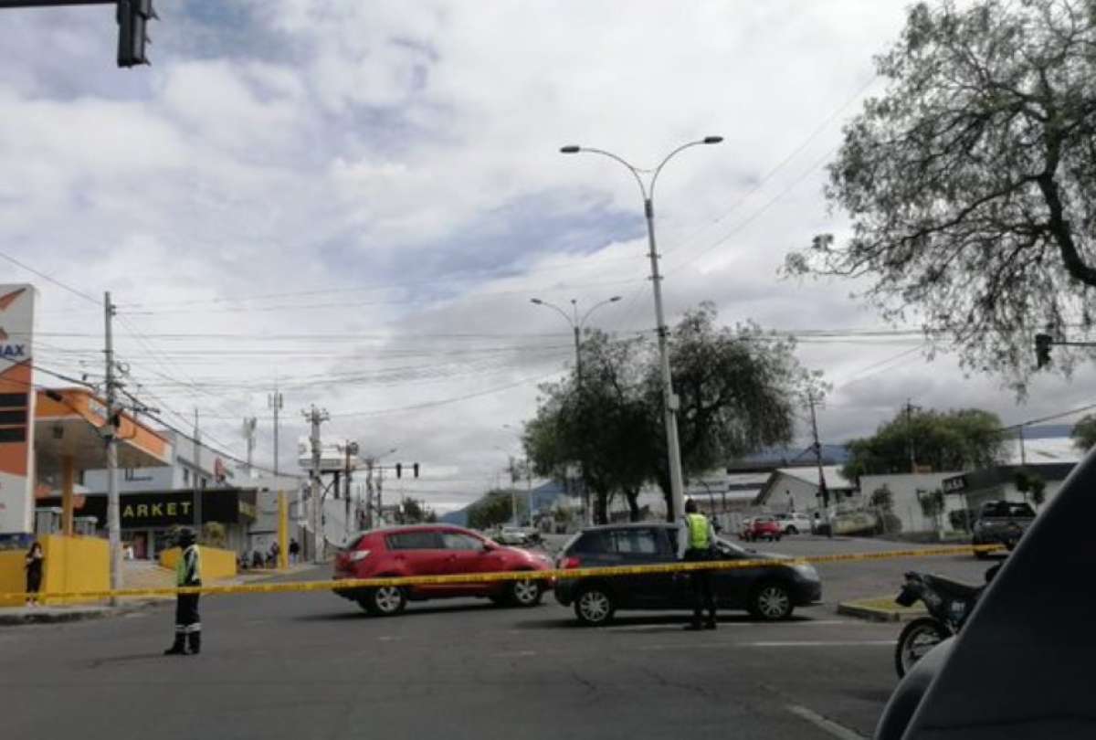 Se reportó el cierre vial  sobre la Av. Galo Plaza Lasso y N74