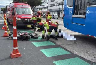 Un motociclista falleci&oacute; tras impactarse contra un autob&uacute;s en Quito