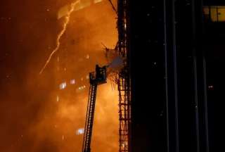 Enorme incendio registrado en un rascacielos en construcci&oacute;n en Hong Kong