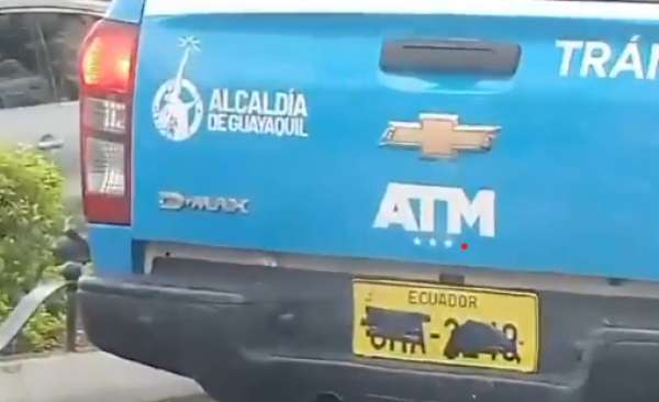 El veh&iacute;culo con placas adulteradas de la ATM circulaba en pleno centro de Guayaquil. 