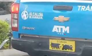 Funcionario de la ATM es separado por poner cinta a las placas de un veh&iacute;culo