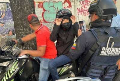 María Corina Machado (centro) luego de ser interceptada por fuerzas de seguridad.