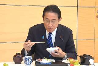Ministro japon&eacute;s se aliment&oacute; con &lsquo;pescado radiactivo&rsquo;