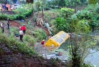 Bus que transportaba pacientes de di&aacute;lisis termin&oacute; en una laguna en la v&iacute;a Quevedo-Santo Domingo