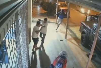 Una c&aacute;mara de seguridad grab&oacute; el momento en el que un cabo segundo es secuestrado. 