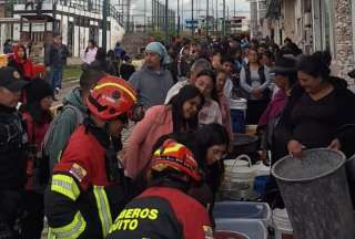 Bomberos de Quito y otras ciudades distribuyen agua potable ante emergencia por desabastecimiento