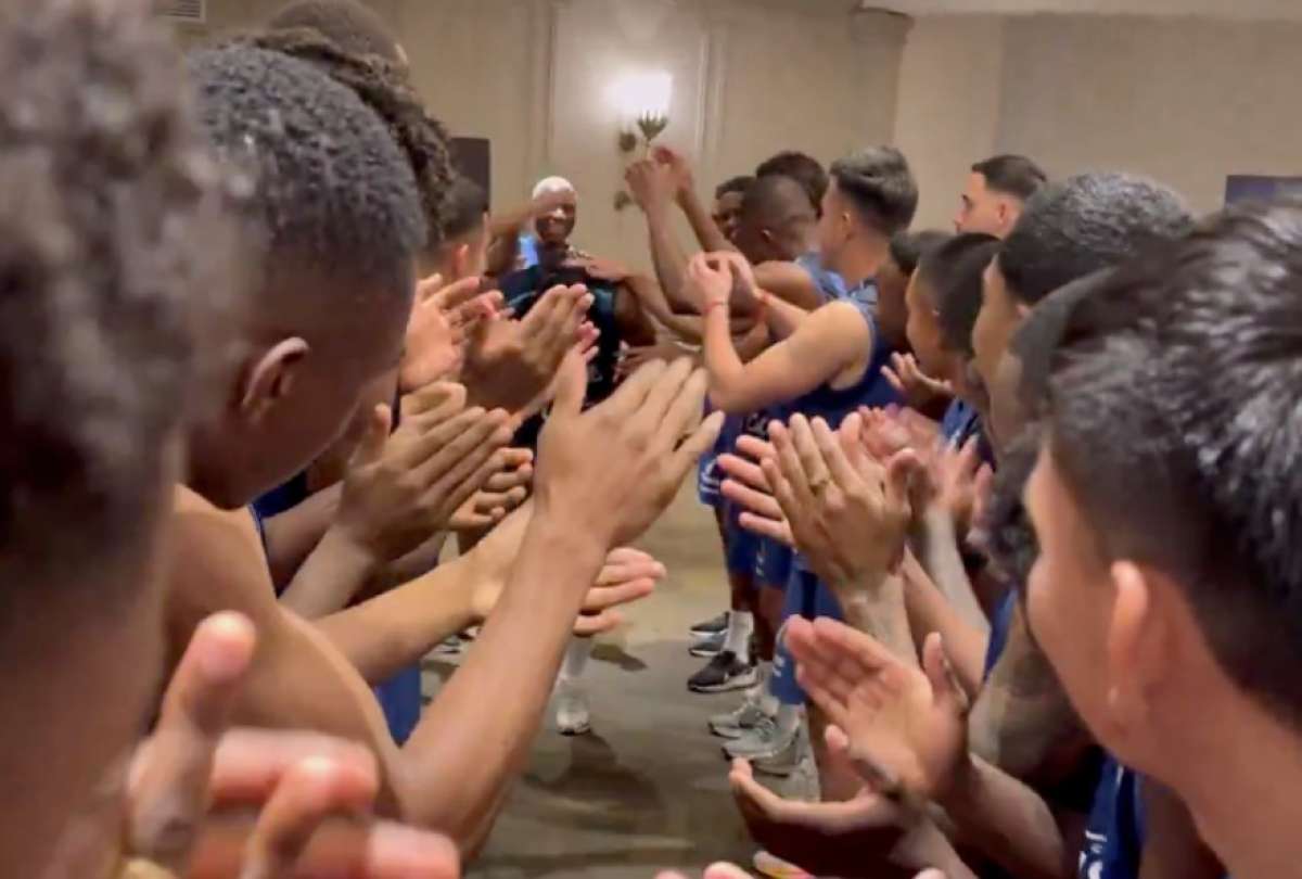 Con alegría y entre aplausos, Moisés Caicedo y Willian Pacho fueron recibidos con entusiasmo por sus compañeros de la selección de Ecuador, tras conquistar títulos europeos.