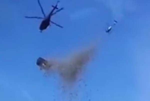 Momento en que arrojan los d&oacute;lares desde el helic&oacute;ptero. 