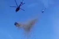 Momento en que arrojan los dólares desde el helicóptero.