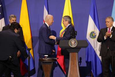 Presidente Lasso se saluda con Joe Biden, presidente de Estados Unidos, durante su participaci&oacute;n en la Cumbre de las Am&eacute;ricas