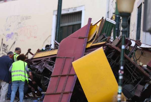 Restos del Ascensor de Gloria tras el accidente en Lisboa, que dejó 17 muertos y decenas de heridos de diferentes países.