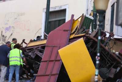 Restos del Ascensor de Gloria tras el accidente en Lisboa, que dej&oacute; 17 muertos y decenas de heridos de diferentes pa&iacute;ses.
