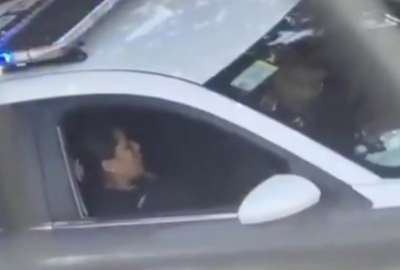 Dos polic&iacute;as son pillados infraganttis.	