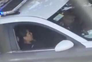 &iexcl;Inc&oacute;modo! Dos polic&iacute;as fueron captados en un momento &iacute;ntimo al interior de una patrulla