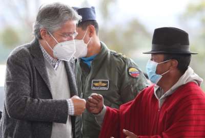 Guillermo Lasso (izq.), presidente de la Rep&uacute;blica, durante la entrega de obras