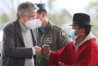 Guillermo Lasso (izq.), presidente de la Rep&uacute;blica, durante la entrega de obras