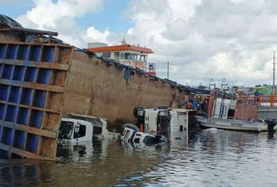 Una gabarra se volc&oacute; con tres volquetas a bordo y se hundi&oacute;