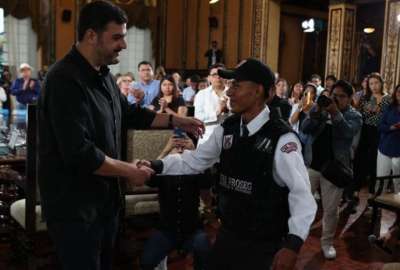 Daivy Franco, guardia de seguridad, y Daniel Medina, conductor, recibieron una condecoraci&oacute;n por brindar apoyo a personas durante los actos de violencia en Guayaquil. 