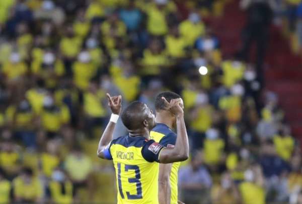 &Eacute;nner Valencia celebra un gol en estadio Monumental, durante el cotejo ante Bolivia