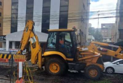 En la av. De los Shyris se registr&oacute; el hundimiento de la v&iacute;a.