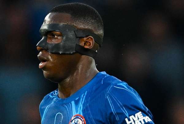 Mois&eacute;s Caicedo jug&oacute; con una m&aacute;scara