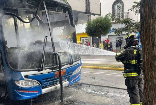 Los bomberos sofocaron las llamas de un autob&uacute;s incendiado entre la avenida Col&oacute;n y Amazonas en Quito