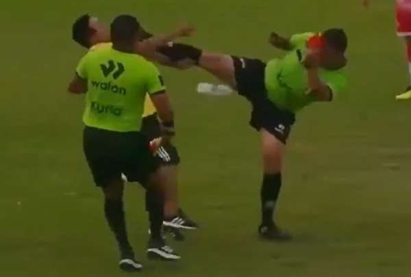 El &aacute;rbitro reaccion&oacute; de inmediato ante el intento de agresi&oacute;n