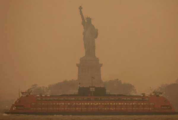 Autoridades alertaron sobre los riesgos del humo para las personas, tras los fuertes incendios en Canad&aacute;