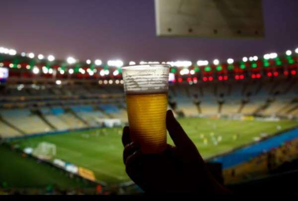 En el Mundial de Qatar habr&aacute; venta de cervezas, pero con restricciones