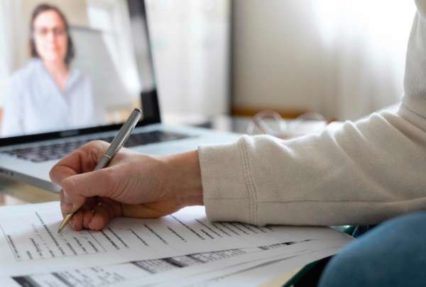 La Senescyt oferta becas para estudiar ingl&eacute;s en la India. Conozca los requisitos.
