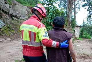 Una persona fallecida y dos heridas tras caer en una quebrada en Quito