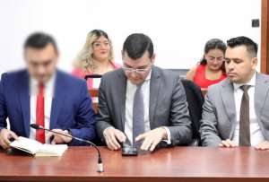 Francisco B. (izq.) es enjuiciado por supuestamente cobrar dinero por un cargo en la Vicepresidencia.