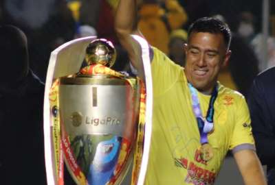 C&eacute;sar Far&iacute;as gan&oacute; el t&iacute;tulo de LigaPro con Aucas en 2022